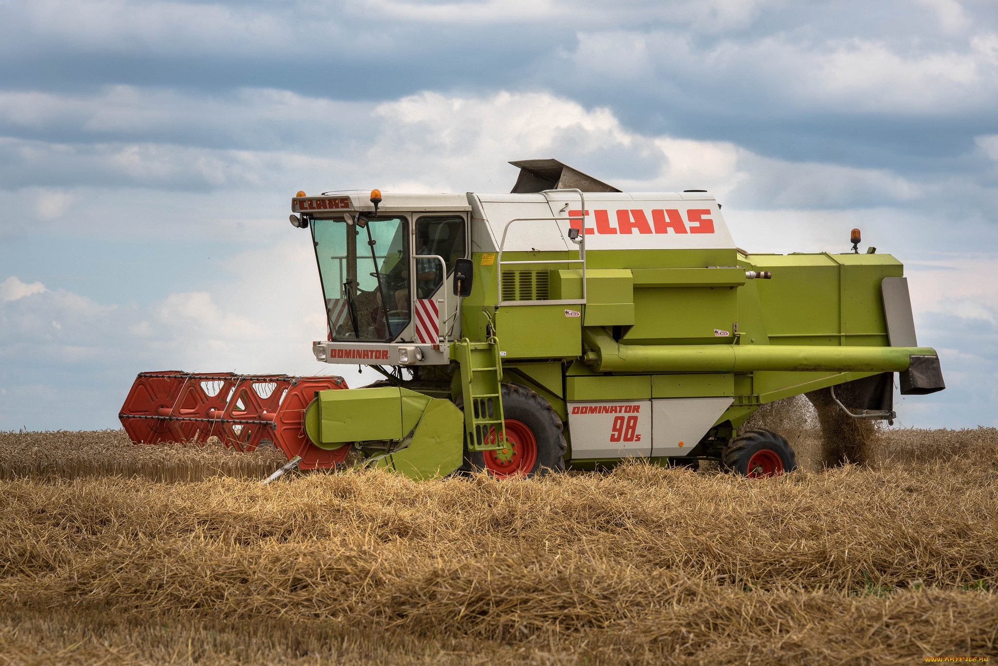 Рапсовый комбайн. Комбайн Дон 800. Комбайн класс Доминатор. CLAAS Dominator 130. Комбайн в поле.